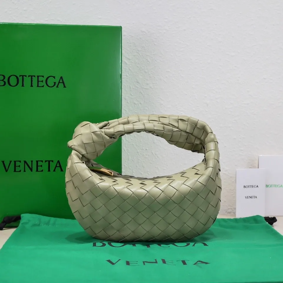 Batch 1120 BV Bottega Veneta's new early spring women's MINI JODIE handbag BV bag 🔥The new method is based on the original rounded corners, knotted with classic woven leather round hobo bag, The most iconic triangular pull-out design, using sheepskin draped soft shape, is super suitable for concave shapes~ Jodie feels really gentle to people, and is definitely the best item for daily matching. It has the same weave, new elements and twists, is compact and versatile, and is the new favorite of street style Internet celebrities! Dimensions: 23x28x8 Model: 6699-1